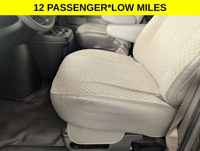 2024 Chevrolet Express Passenger 3500 1LT