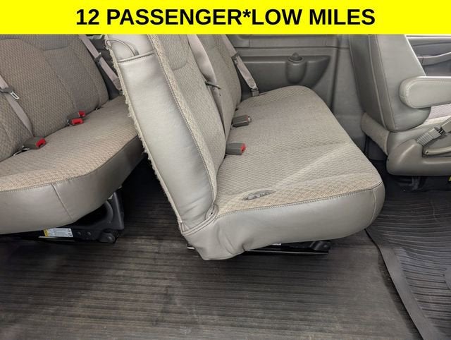 2024 Chevrolet Express Passenger 3500 1LT