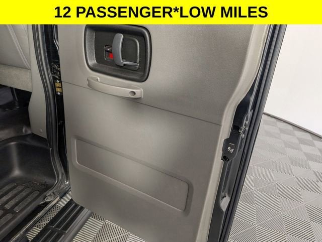 2024 Chevrolet Express Passenger 3500 1LT