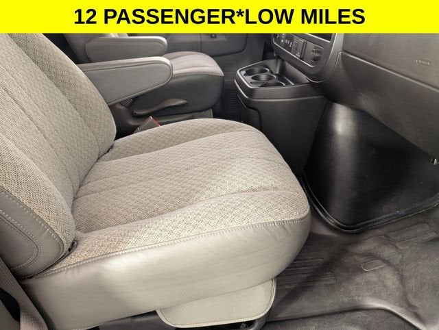 2024 Chevrolet Express Passenger 3500 1LT