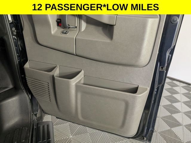 2024 Chevrolet Express Passenger 3500 1LT