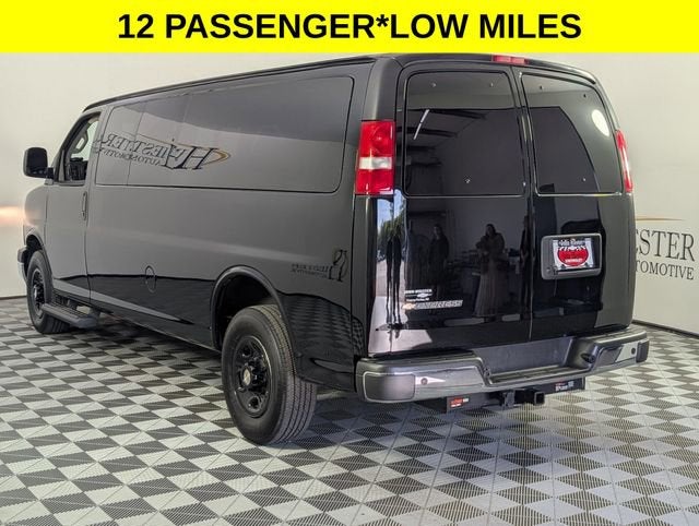 2024 Chevrolet Express Passenger 3500 1LT