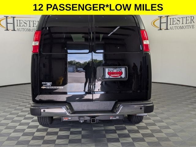 2024 Chevrolet Express Passenger 3500 1LT