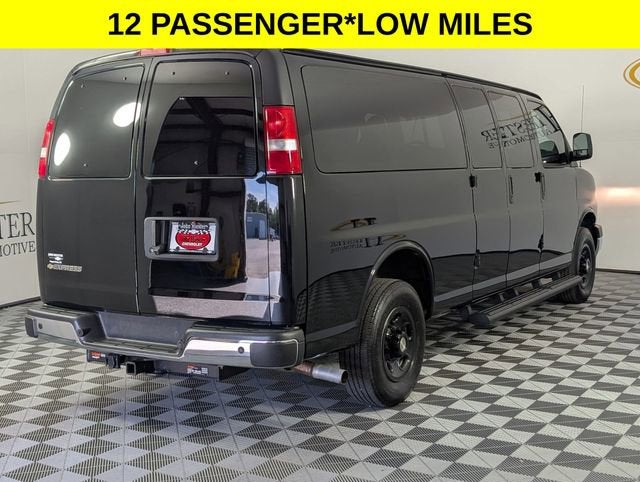 2024 Chevrolet Express Passenger 3500 1LT