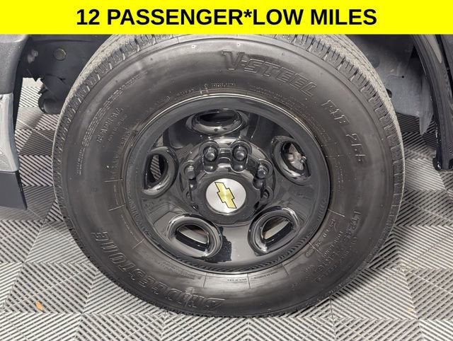 2024 Chevrolet Express Passenger 3500 1LT