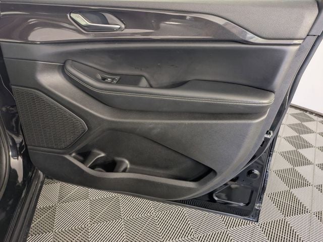 2023 Jeep Grand Cherokee Laredo 4x2