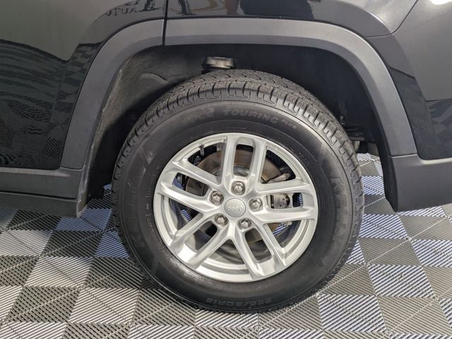 2023 Jeep Grand Cherokee Laredo 4x2