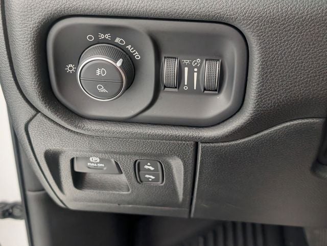 2022 RAM 1500 Laramie Crew Cab 4x2 5'7' Box