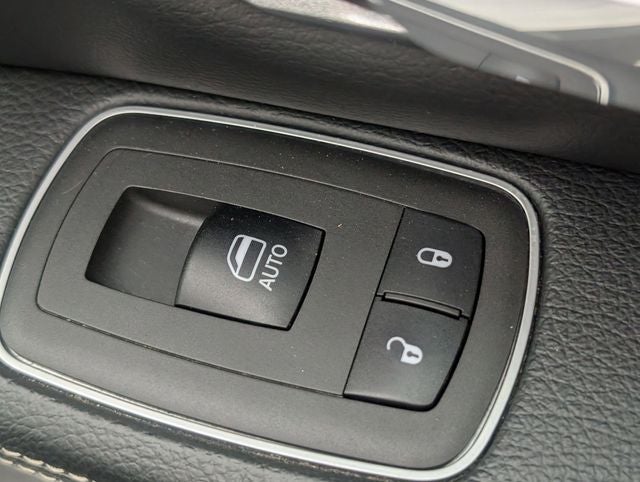 2022 RAM 1500 Laramie Crew Cab 4x2 5'7' Box