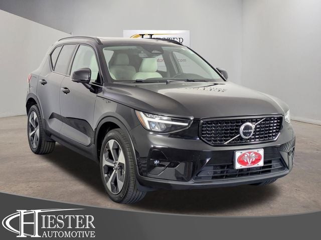 2023 Volvo XC40 B4 Ultimate Dark Theme