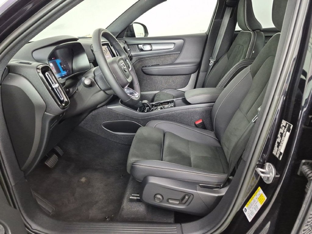 2023 Volvo XC40 B5 Plus Dark Theme