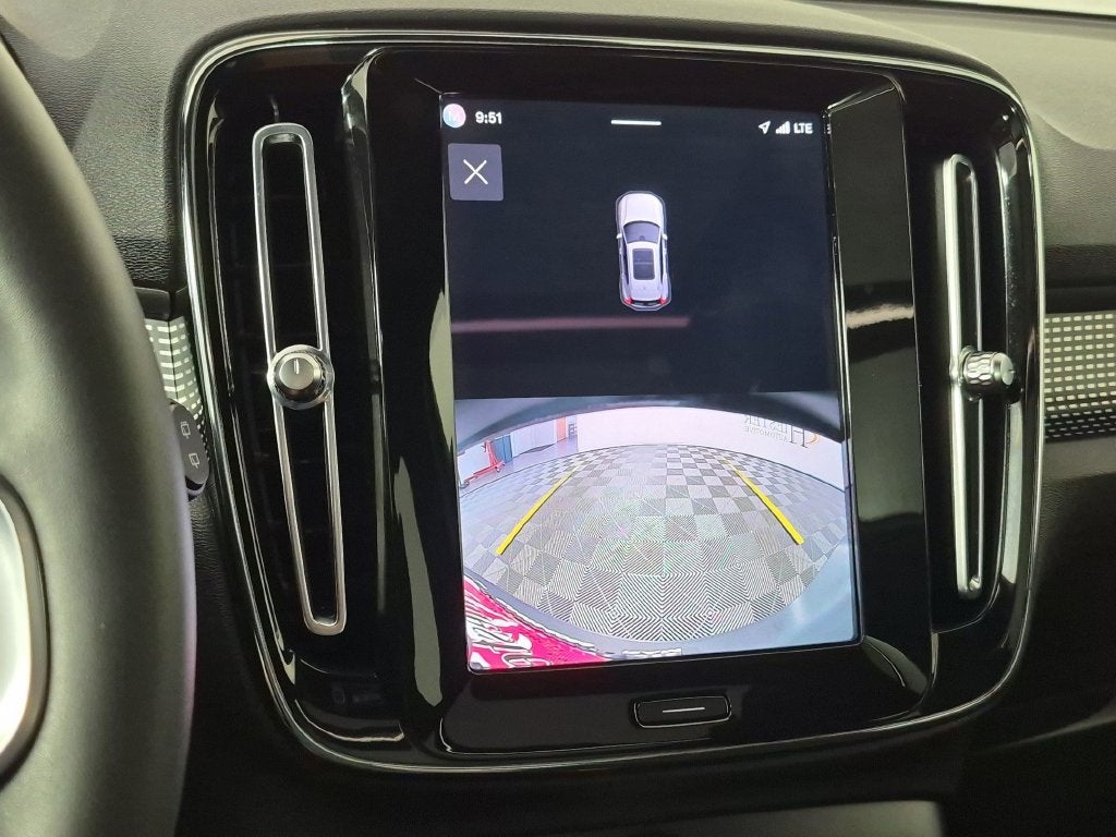 2023 Volvo XC40 B5 Plus Dark Theme