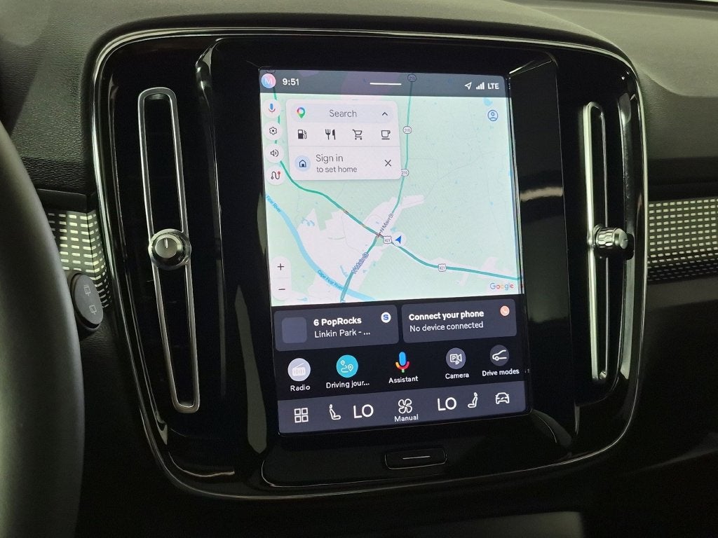 2023 Volvo XC40 B5 Plus Dark Theme