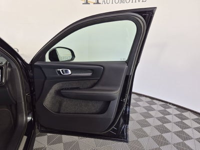 2023 Volvo XC40 B5 Plus Dark Theme