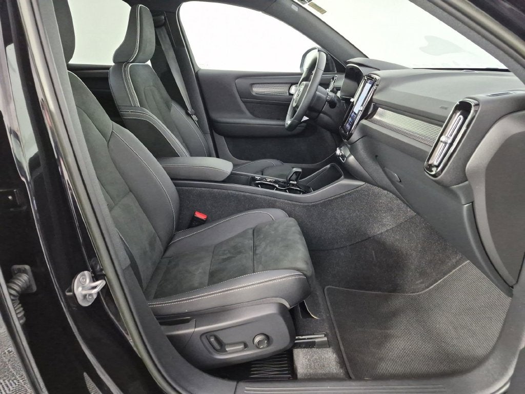 2023 Volvo XC40 B5 Plus Dark Theme