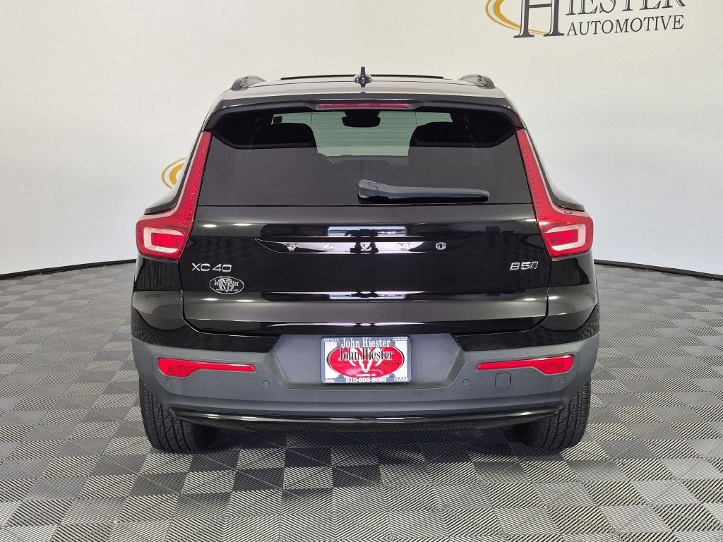 2023 Volvo XC40 B5 Plus Dark Theme