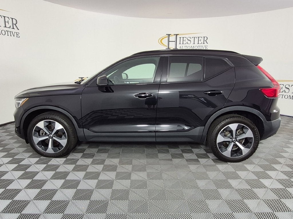 2023 Volvo XC40 B5 Plus Dark Theme