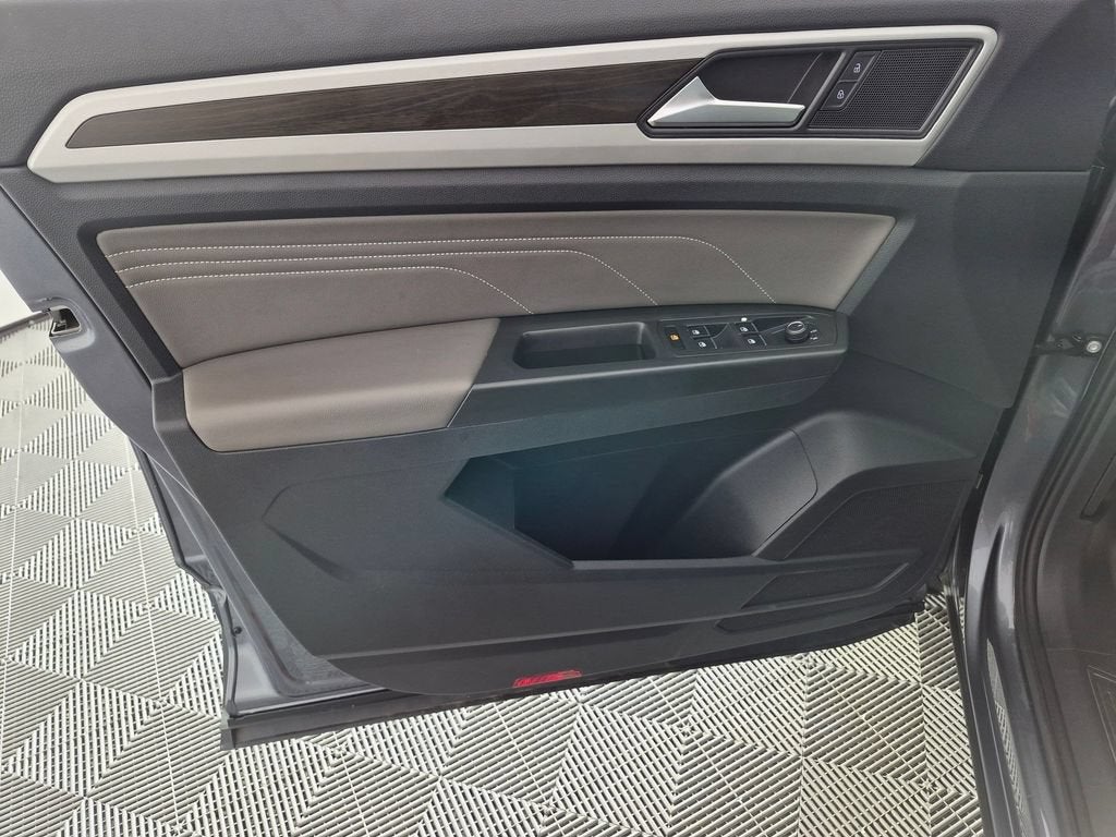 2022 Volkswagen Atlas SE w/Tech - Photo 11