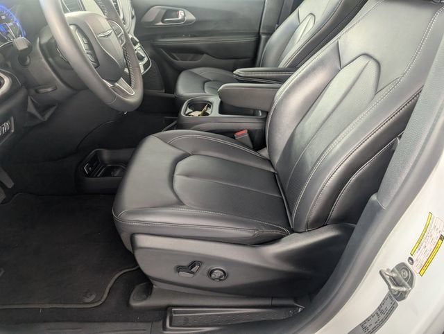 2025 Chrysler Pacifica Select - Photo 12