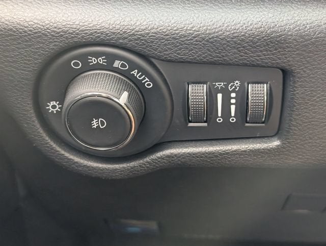 2025 Chrysler Pacifica Select - Photo 14