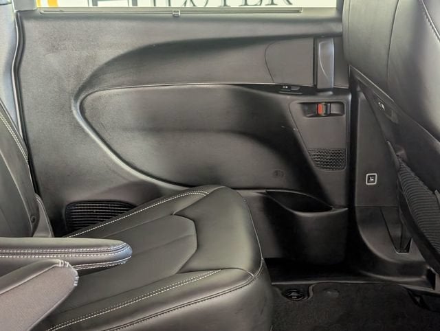 2025 Chrysler Pacifica Select - Photo 30
