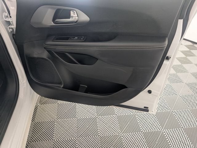2025 Chrysler Pacifica Select - Photo 32