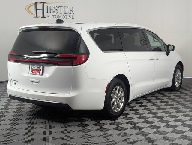 2025 Chrysler Pacifica Select - Photo 7
