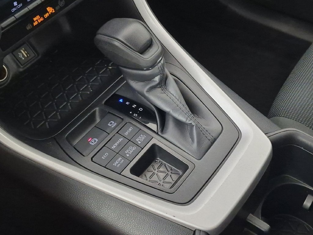 2025 Toyota RAV4 LE - Photo 27
