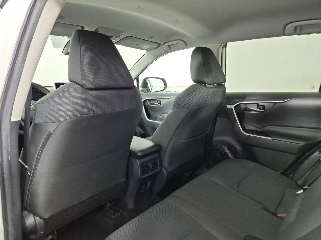2025 Toyota RAV4 LE - Photo 32