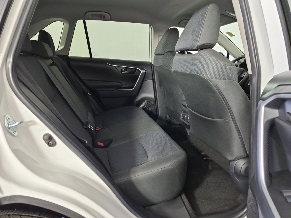 2025 Toyota RAV4 LE - Photo 34