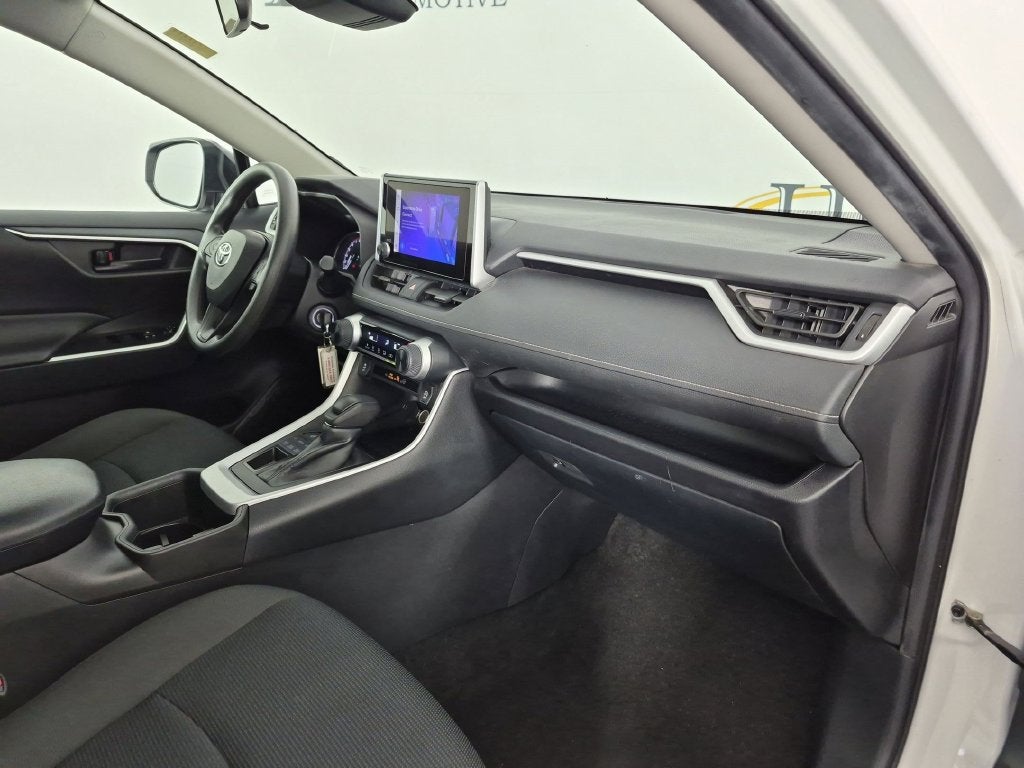 2025 Toyota RAV4 LE - Photo 37