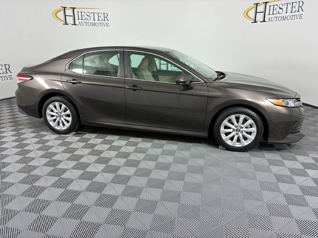 2018 Toyota Camry LE - Photo 9