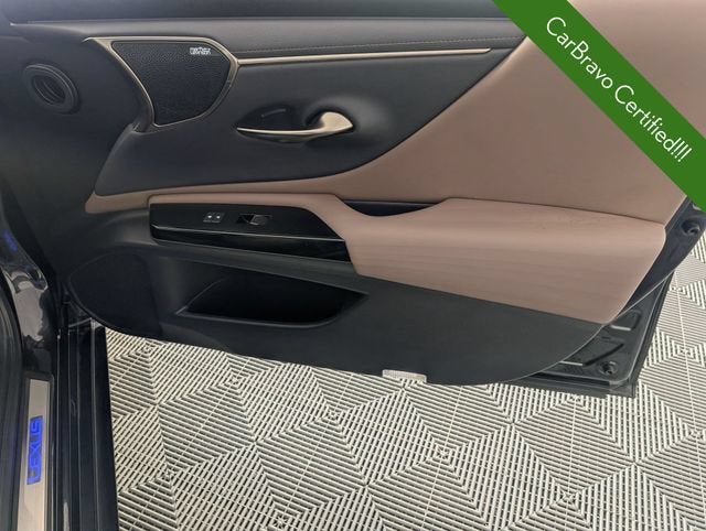 2022 Lexus ES 300h Ultra Luxury