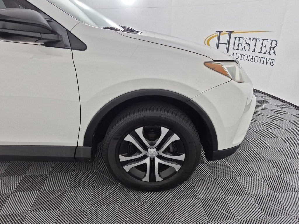 2016 Toyota RAV4 LE - Photo 10