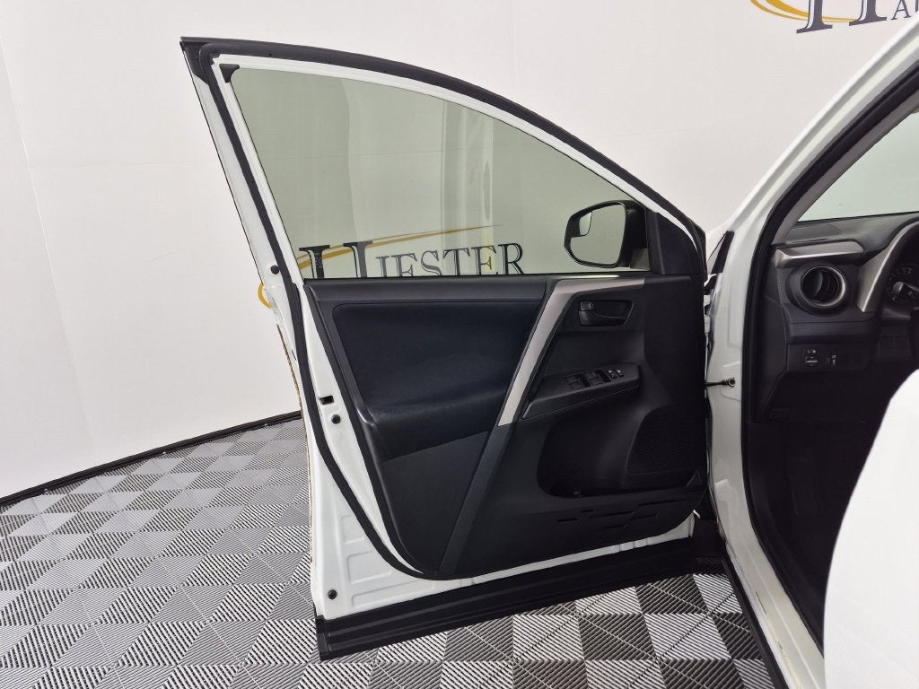 2016 Toyota RAV4 LE - Photo 12