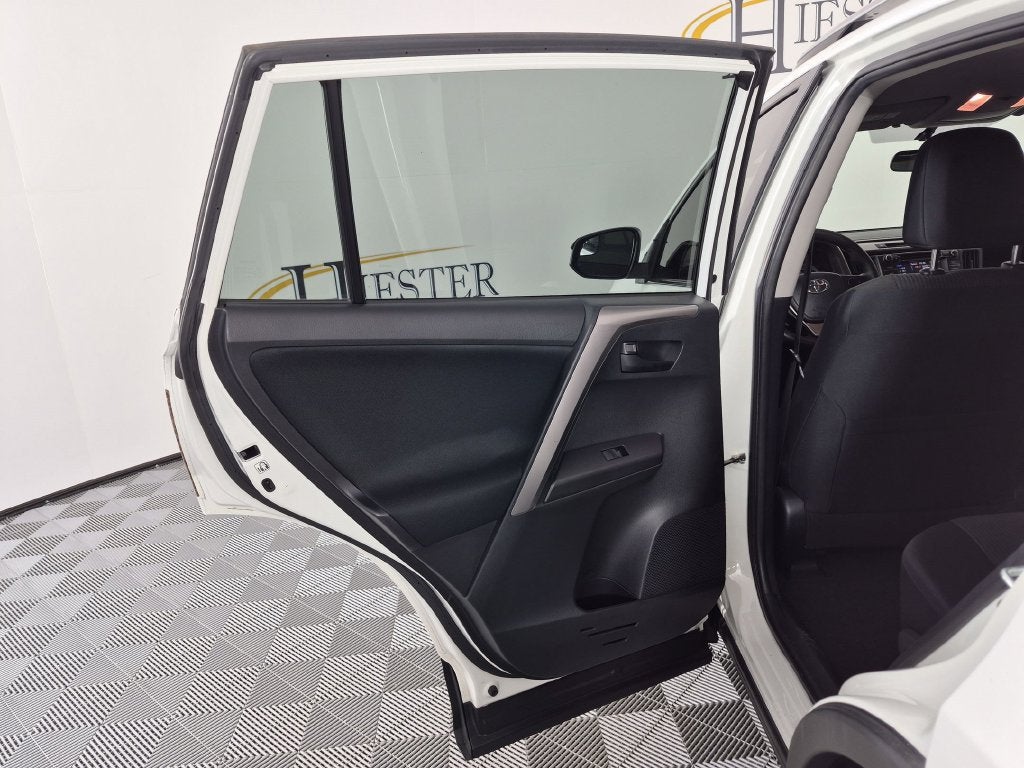 2016 Toyota RAV4 LE - Photo 27