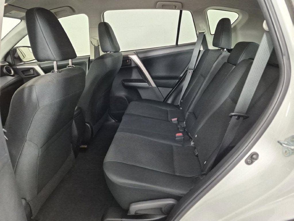 2016 Toyota RAV4 LE - Photo 28