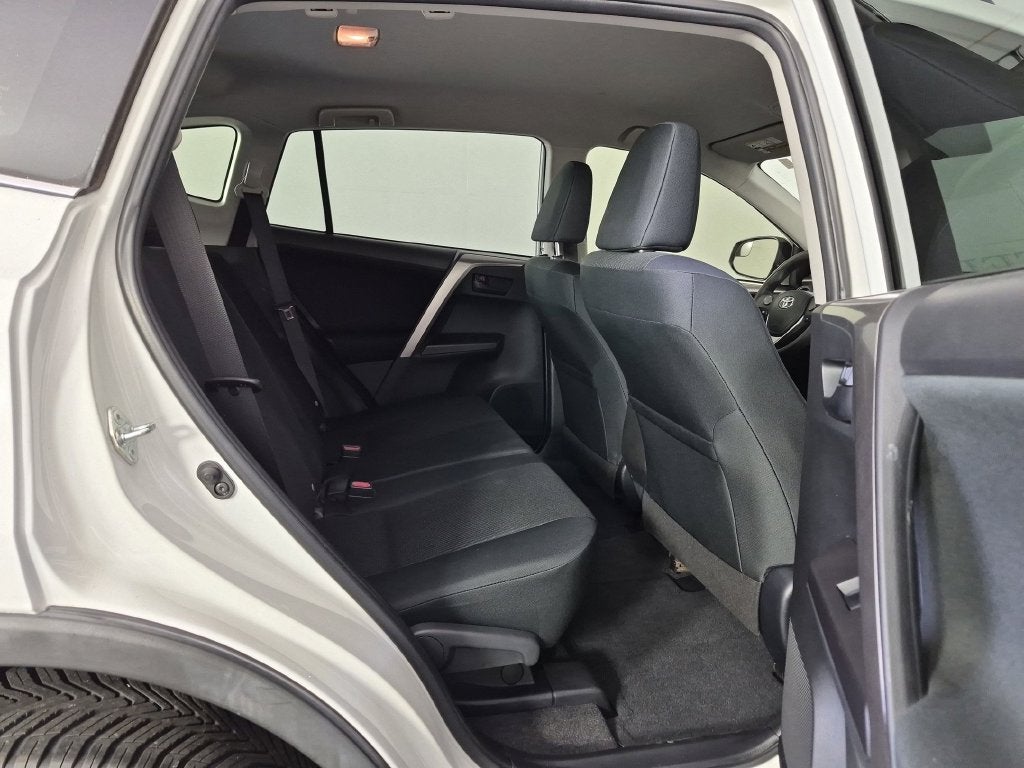 2016 Toyota RAV4 LE - Photo 31