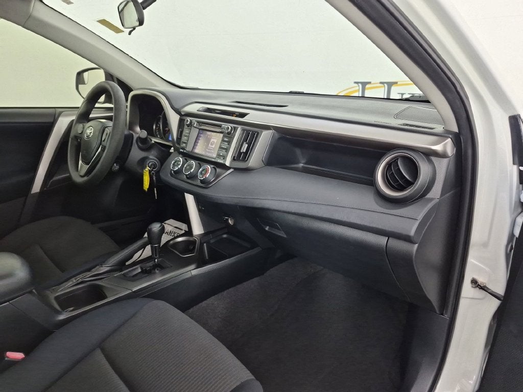 2016 Toyota RAV4 LE - Photo 34