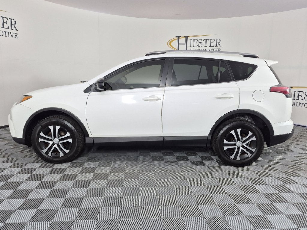 2016 Toyota RAV4 LE - Photo 7